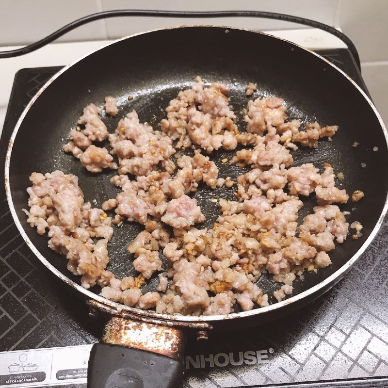 Bước 3 Xào thịt với trứng Thịt băm xào trứng