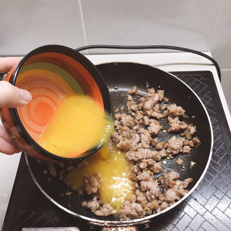 Bước 3 Xào thịt với trứng Thịt băm xào trứng