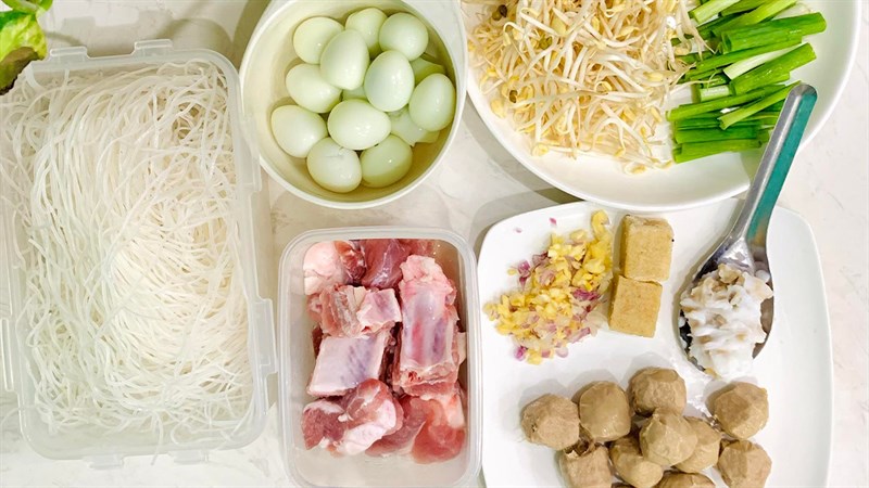 Hình nguyên liệu làm hủ tiếu bò viên thật thơm ngon phải không nào! Nước dùng trong veo lại còn đậm đà, ngọt từ xương, thơm từ thịt. Thêm vào đó là sợi hủ tíu dai ăn chung với thịt sườn mềm, bò viên dai dai cùng giá hẹ giòn mát và đặc biệt là tóp mỡ hành tỏi béo ngậy, thơm nức mũi. Chần chờ gì nữa mà không thưởng thức ngay thôi nào!