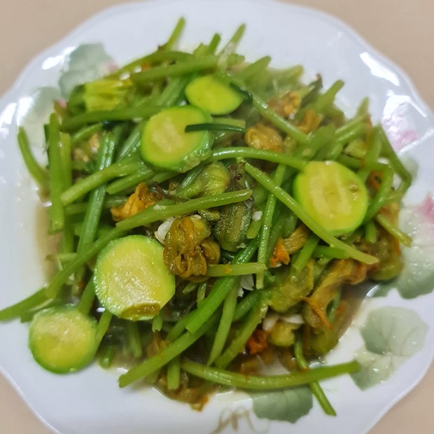 Bông túng bấn xào mộc nhĩ rơm