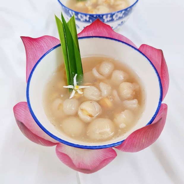 Cách nấu chè hạt sen long nhãn thơm ngon, tốt cho sức khỏe