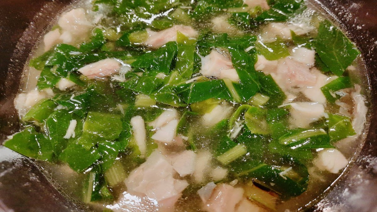 Canh cá chép nấu rau cải bó xôi