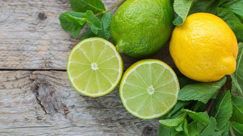 Sử dụng chanh tươi để tẩy m&ugrave;i nhựa b&igrave;nh si&ecirc;u tốc