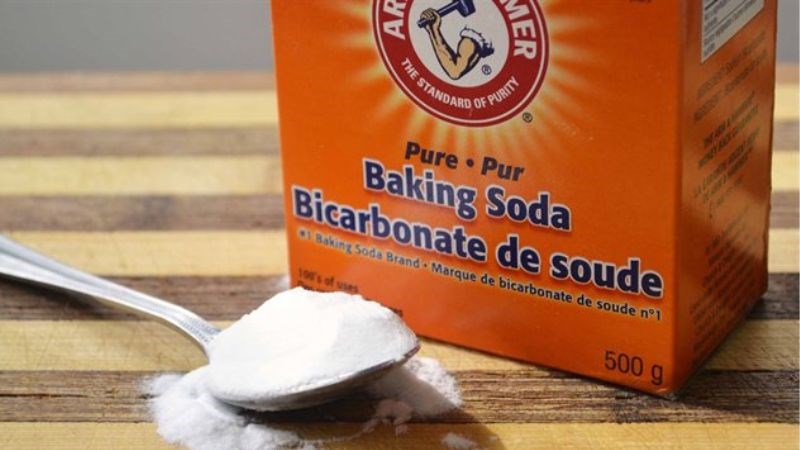 Sử dụng baking soda để tẩy m&ugrave;i nhựa b&igrave;nh si&ecirc;u tốc