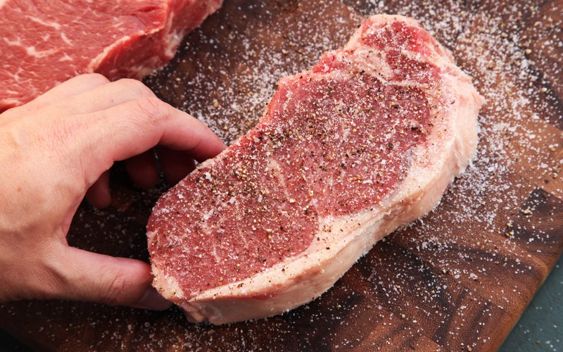 Cách cắt thịt bò bit tết