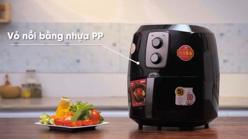 Nhược điểm vỏ nồi bằng nhựa của nồi chi&ecirc;n kh&ocirc;ng dầu Magic A-83 5.8 l&iacute;t
