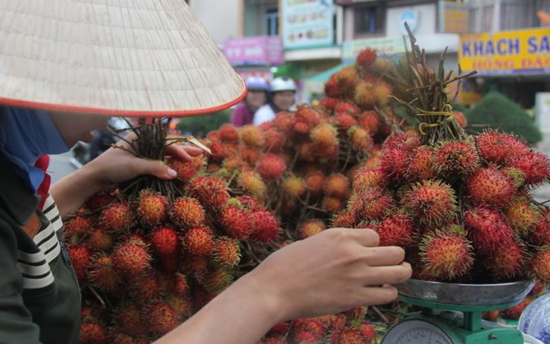 Mua chôm chôm qua người bán lẻ