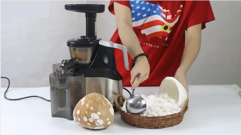 Cho cơm dừa v&agrave;o