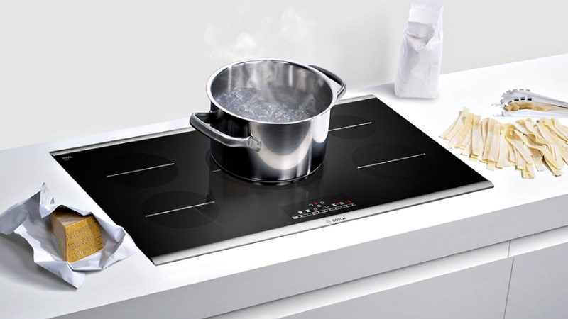 Đặt nồi đ&uacute;ng với vị tr&iacute; v&ugrave;ng nấu sẽ gi&uacute;p tiết kiệm điện năng