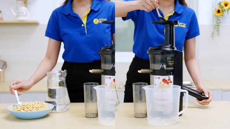 Cho đậu Đậu nành đã được ngâm trước vào cối của máy ép chậm
