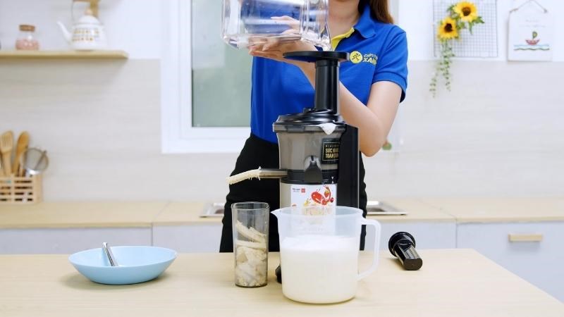 Cho đậu nành cùng với khoảng 1 lít nước.