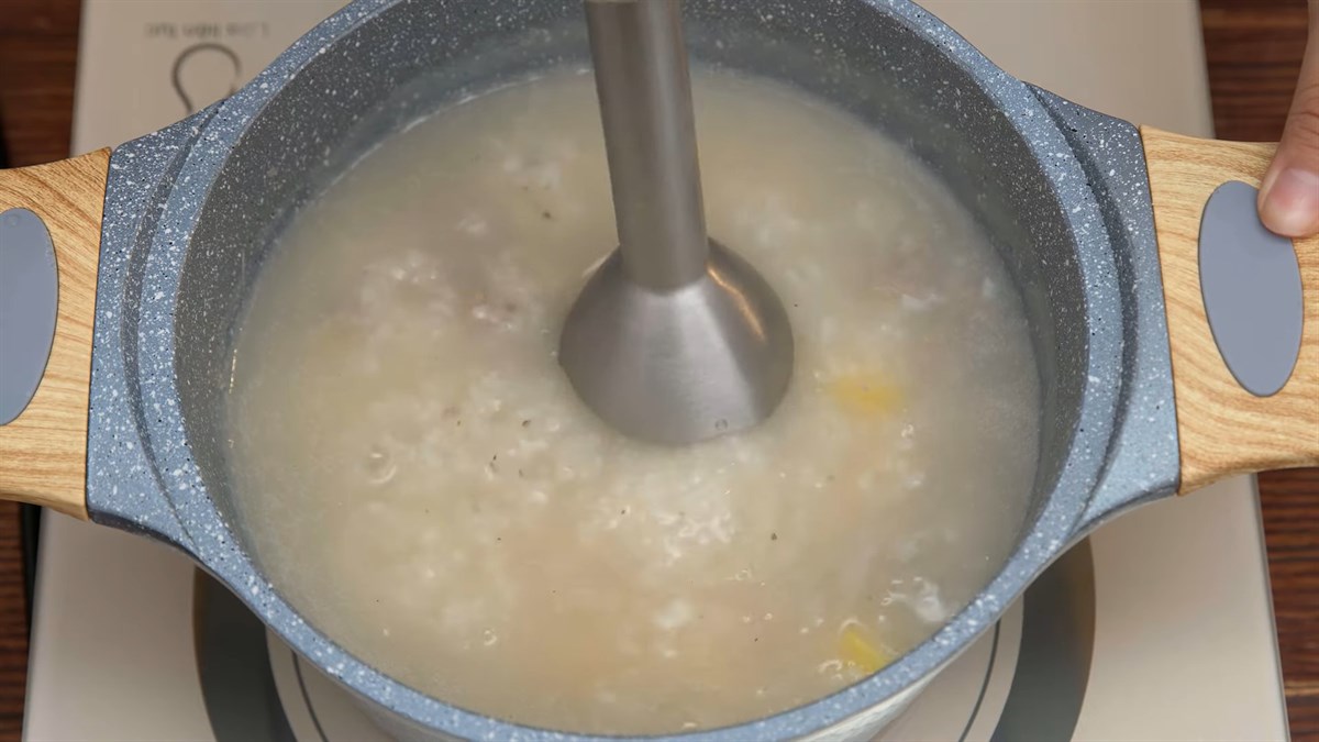 Xay ch&aacute;o n&oacute;ng bằng m&aacute;y xay sinh tố cầm tay