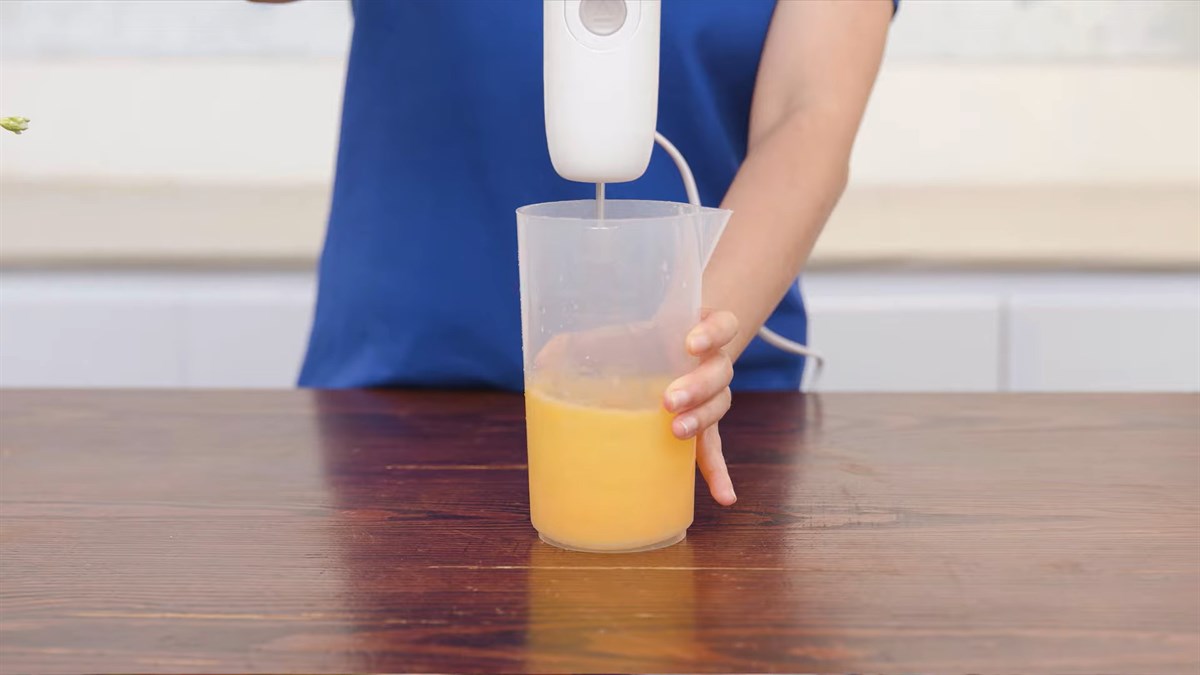 Đ&aacute;nh trứng bằng m&aacute;y xay sinh tố cầm tay