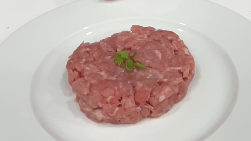 Thịt xay bằng m&aacute;y xay thịt Midea MJ-BC300GS 