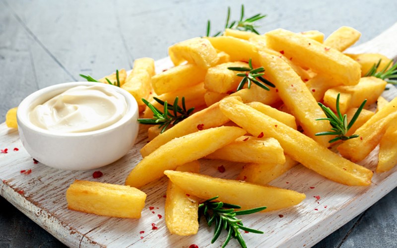 Khoai tây chiên vòng giòn, thơm ngon sau khi làm chín bằng nồi chiên không dầu