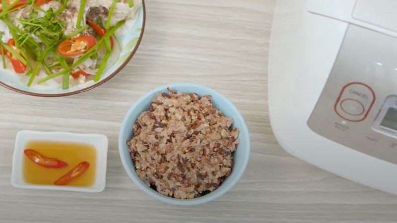 Thành phẩm cơm gạo trộn sau khi nấu bằng nồi cơm điện tử Toshiba 1.8 lít RC-18NMFVN(WT)