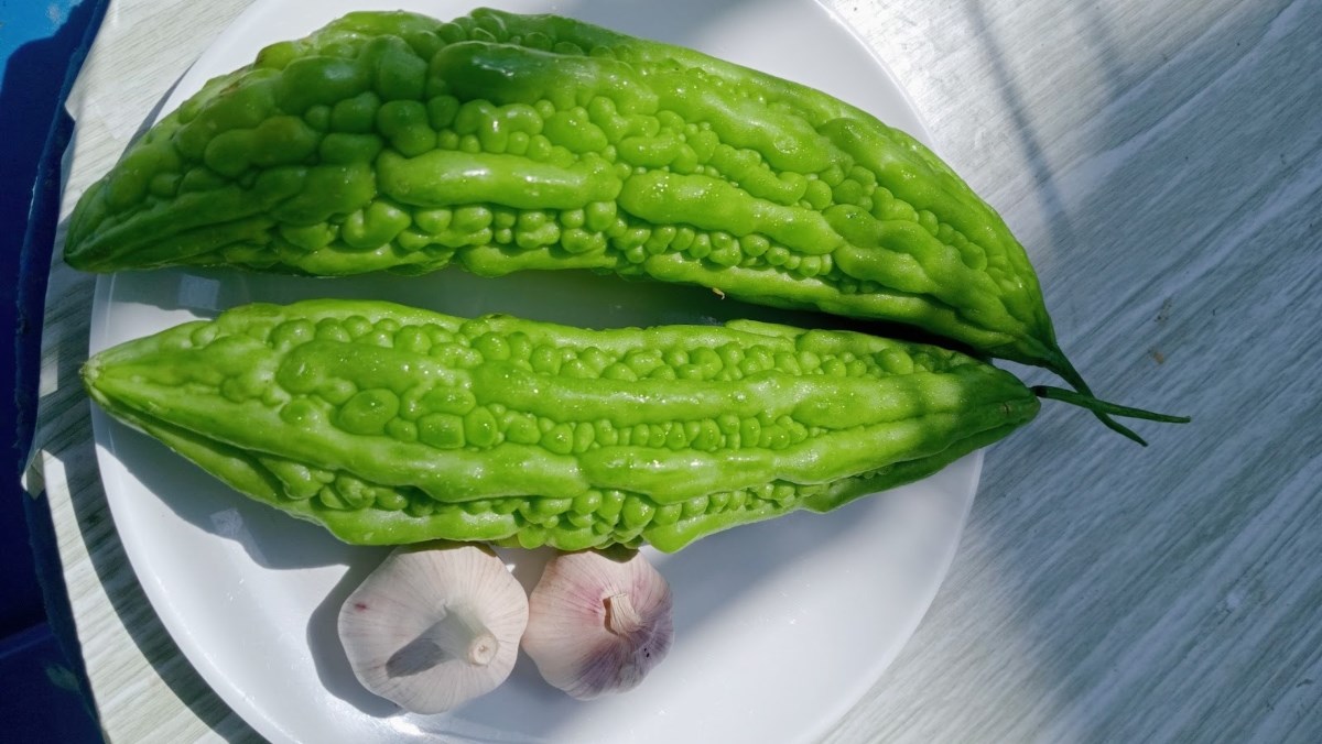 Nguyên liệu món ăn mướp đắng xào tỏi và đọt mướp đắng xào tỏi