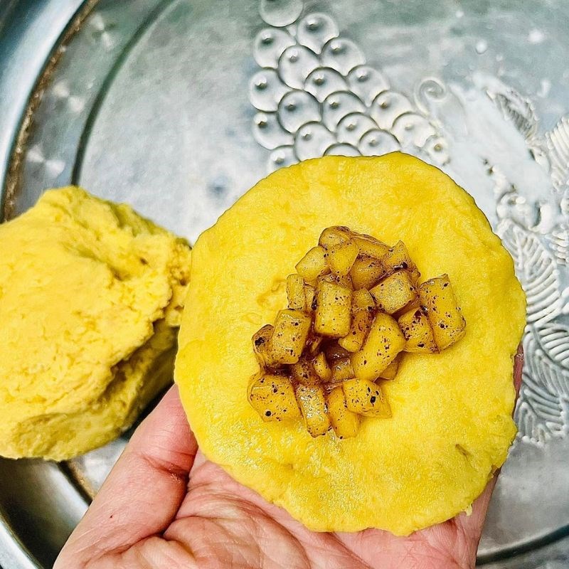 Bước 4 Tạo hình bánh khoai Bánh khoai lang nướng nhân táo quế