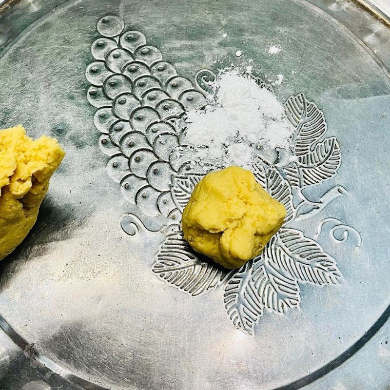 Bước 4 Tạo hình bánh khoai Bánh khoai lang nướng nhân táo quế