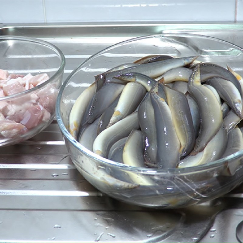 Bước 2 Sơ chế thịt và cá chạch Cá chạch kho tiêu
