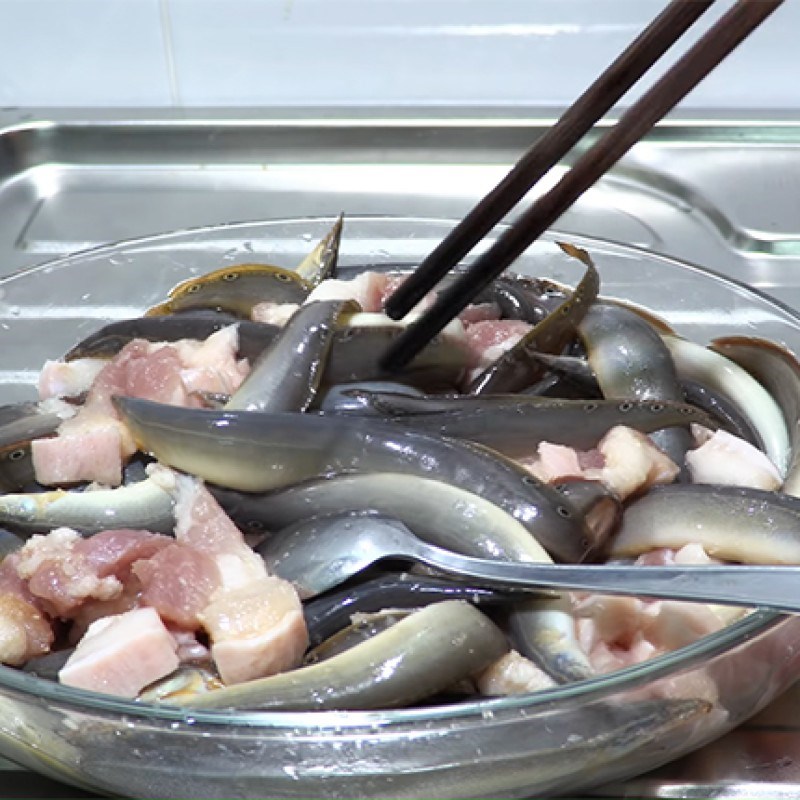 Bước 2 Sơ chế thịt và cá chạch Cá chạch kho tiêu
