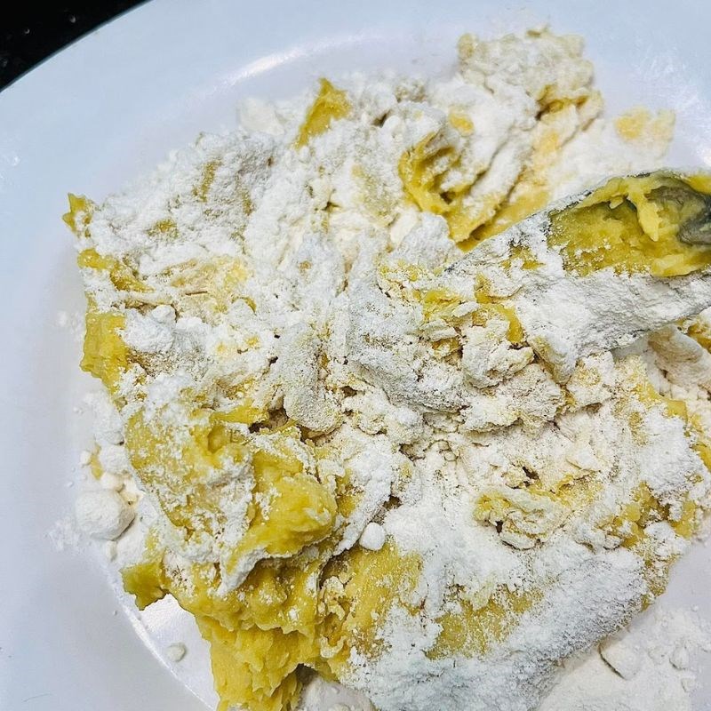 Bước 2 Làm vỏ bánh khoai lang Bánh khoai lang nướng nhân táo quế