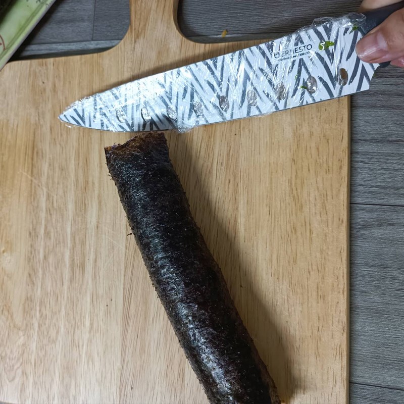 Bước 5 Cắt lát cuộn cơm Sushi tôm tempura chiên giòn