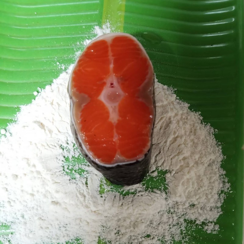 Bước 1 Chiên cá hồi Cơm chiên cá hồi (công thức chia sẻ từ người dùng)