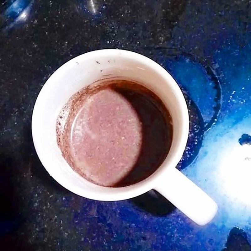 Bước 2 Cho bột vào ly Oreo mug cake