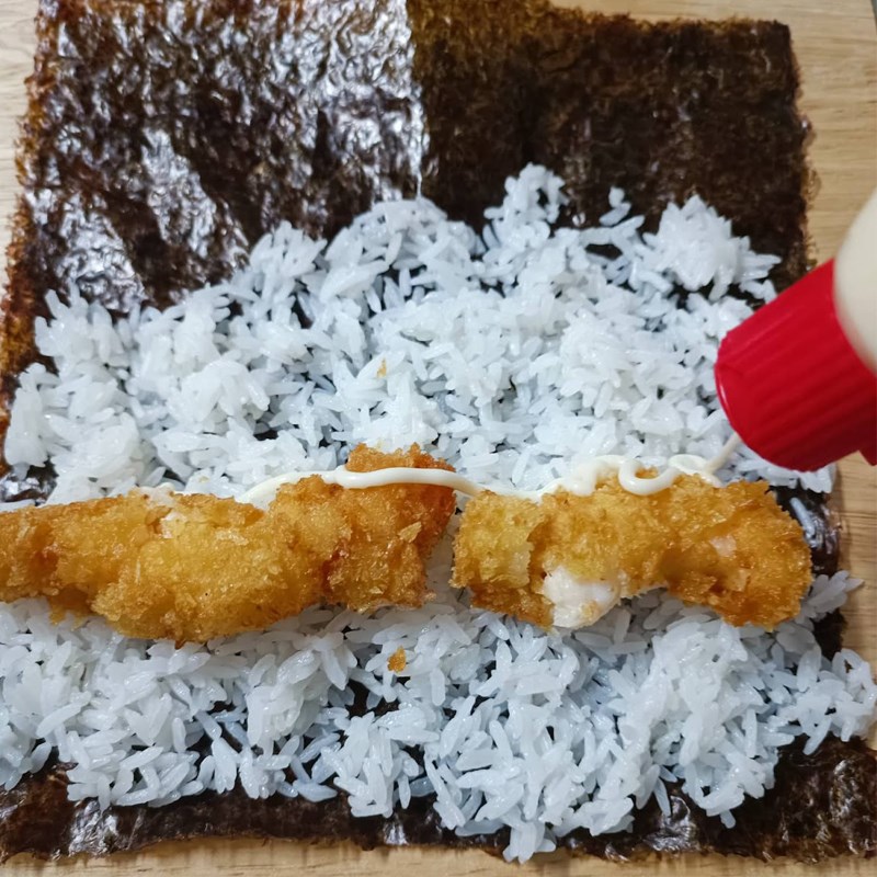 Bước 4 Cuộn cơm Sushi tôm tempura chiên giòn