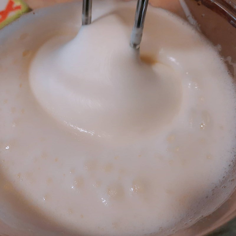 Bước 3 Đánh bông trứng Bánh bông lan chuối sữa chua