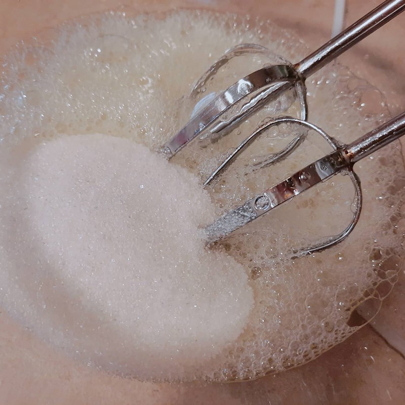 Bước 3 Đánh bông trứng Bánh bông lan chuối sữa chua