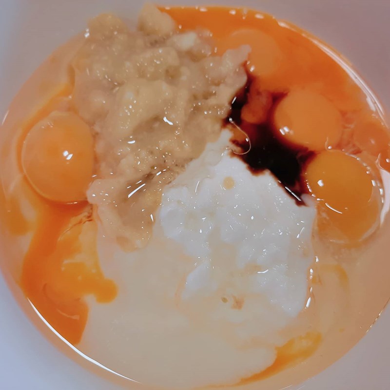 Bước 2 Đánh bột, sữa chua Bánh bông lan chuối sữa chua