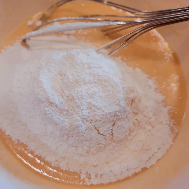 Bước 2 Đánh bột, sữa chua Bánh bông lan chuối sữa chua
