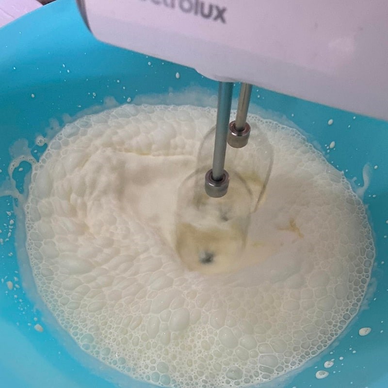 Bước 4 Đánh kem trà sữa Bánh bông lan trân châu đường đen (Công thức được chia sẻ từ người dùng)