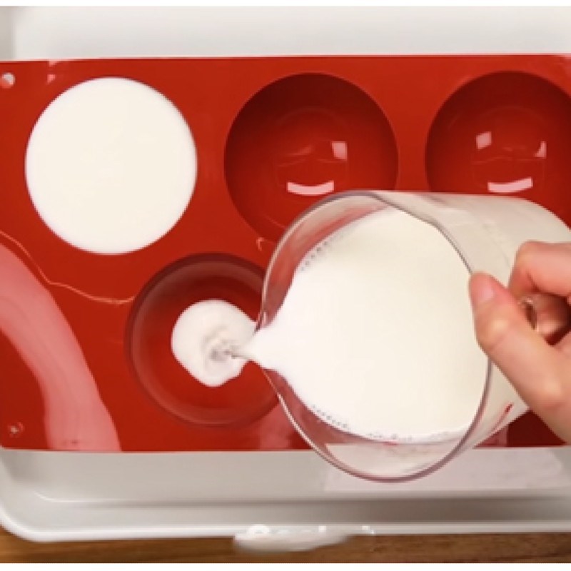 Bước 2 Đổ khuôn Pudding từ sữa tươi