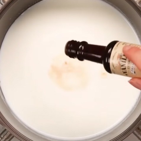 Bước 2 Đổ khuôn Pudding từ sữa tươi