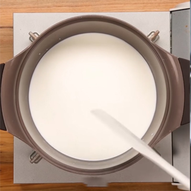 Bước 1 Đun sữa Pudding từ sữa tươi