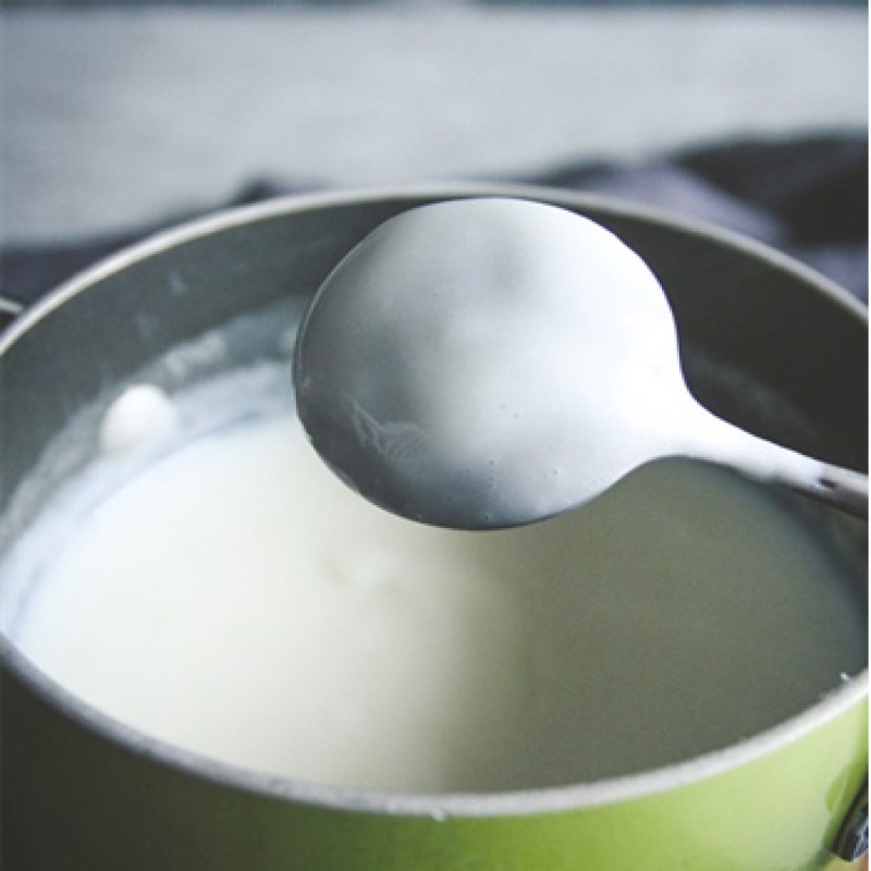 Bước 1 Đun sữa Pudding từ sữa tươi