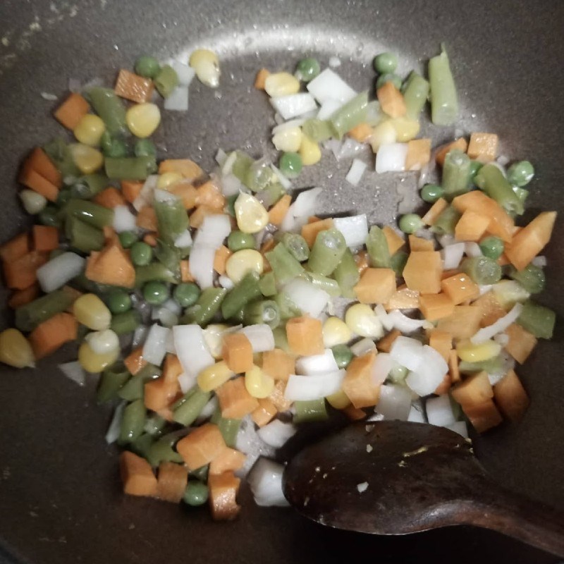 Bước 3 Làm cơm chiên cá hồi Cơm chiên cá hồi (công thức chia sẻ từ người dùng)