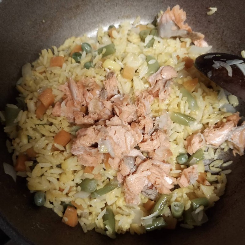 Bước 3 Làm cơm chiên cá hồi Cơm chiên cá hồi (công thức chia sẻ từ người dùng)