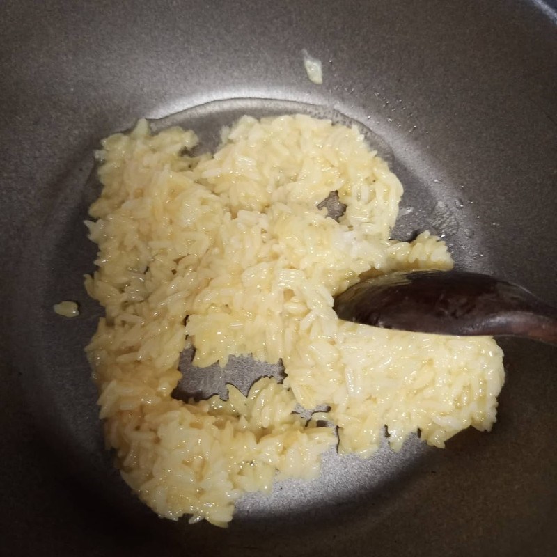 Bước 3 Làm cơm chiên cá hồi Cơm chiên cá hồi (công thức chia sẻ từ người dùng)