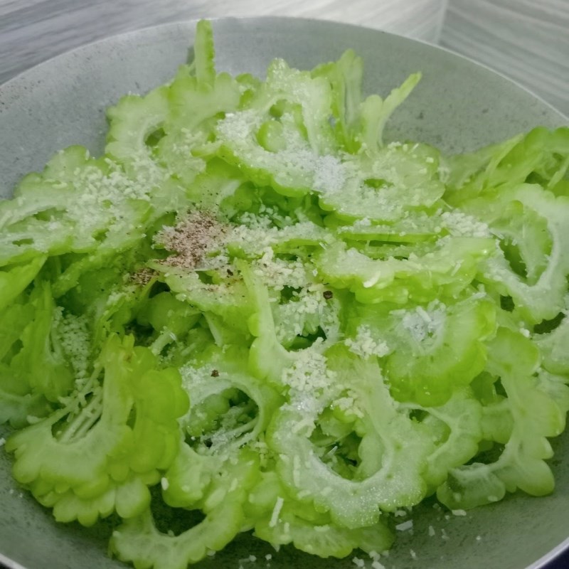 Bước 2 Làm mướp đắng xào tỏi Mướp đắng xào tỏi