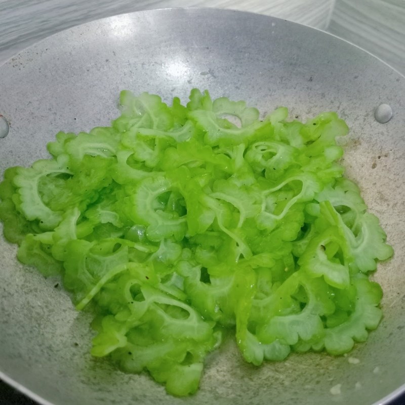 Bước 2 Làm mướp đắng xào tỏi Mướp đắng xào tỏi