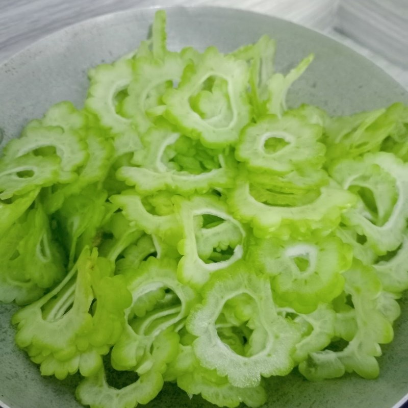 Bước 2 Làm mướp đắng xào tỏi Mướp đắng xào tỏi