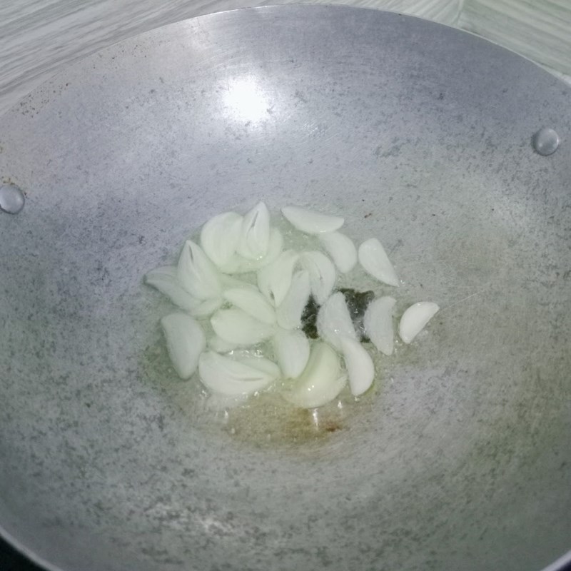 Bước 2 Làm mướp đắng xào tỏi Mướp đắng xào tỏi