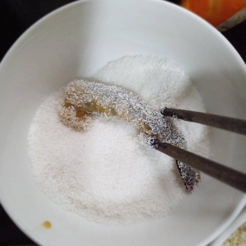 Bước 2 Lăn tôm Tôm chiên dừa