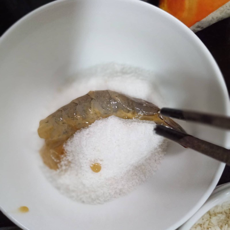 Bước 2 Lăn tôm Tôm chiên dừa