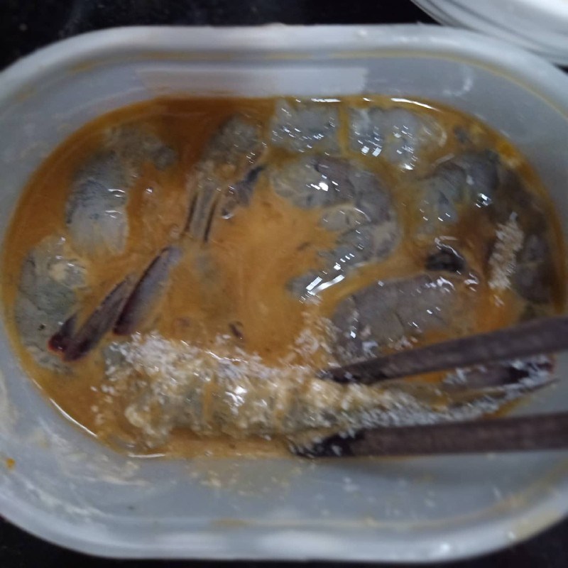 Bước 2 Lăn tôm Tôm chiên dừa