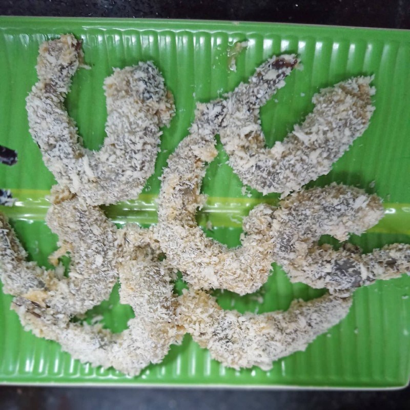 Bước 2 Lăn tôm Tôm chiên dừa